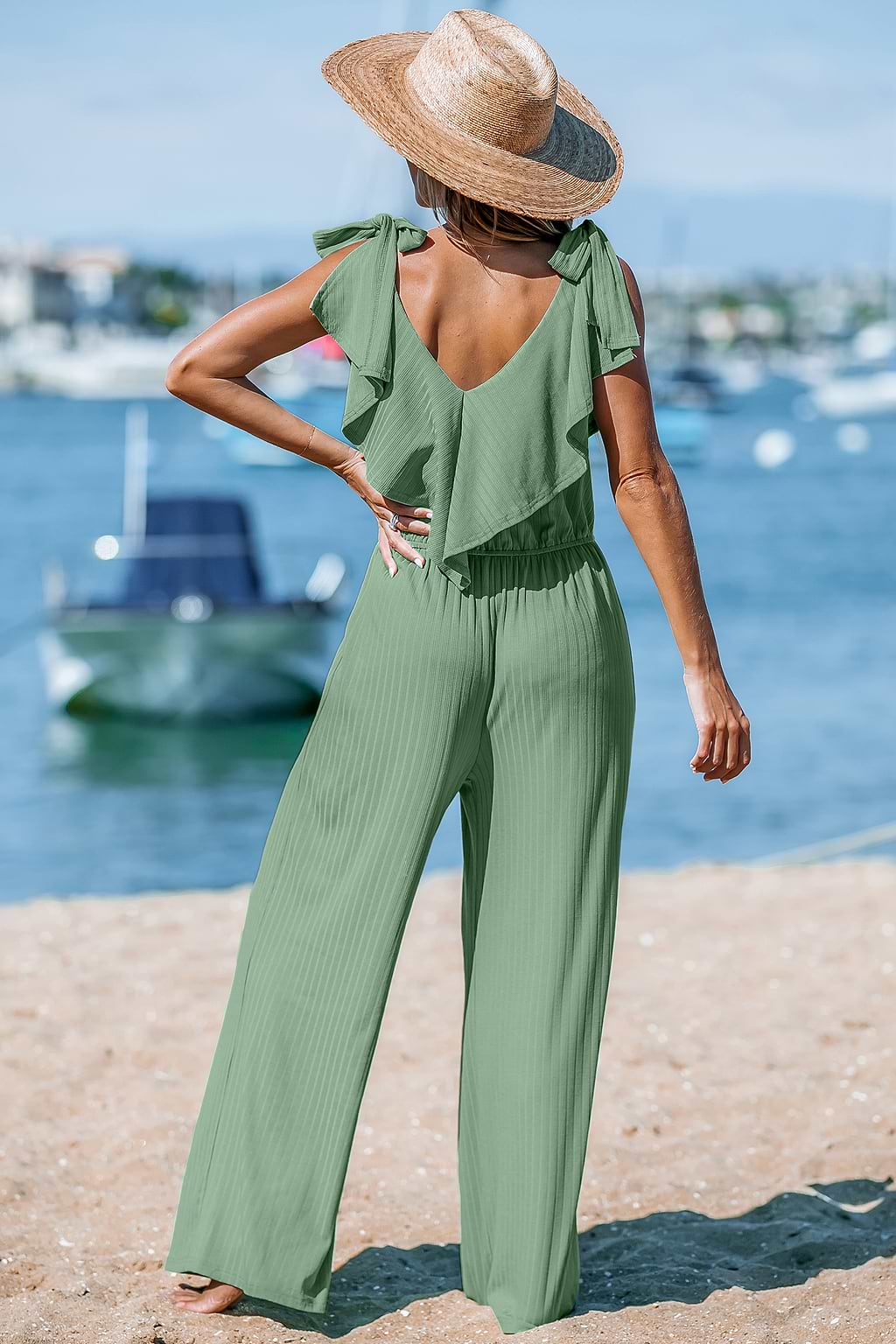 Mono con pernera ancha y pajarita con volantes en verde