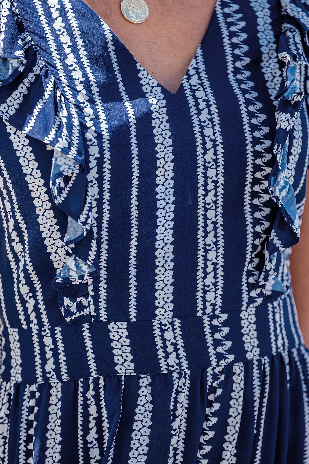 Vestido largo con cuello en V y volantes a rayas boho azul