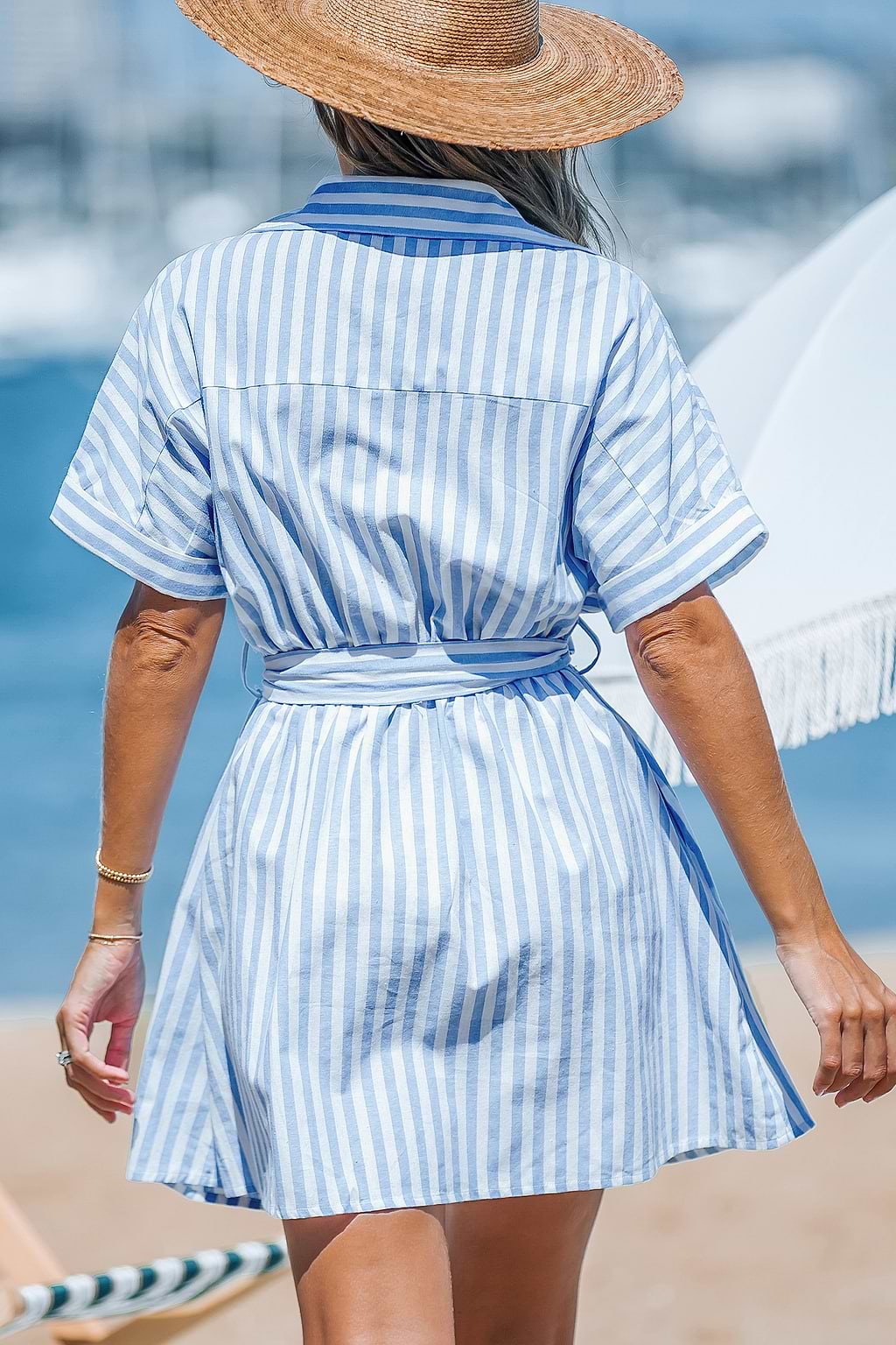 Minivestido con botones delanteros y cuello a rayas azul y blanco