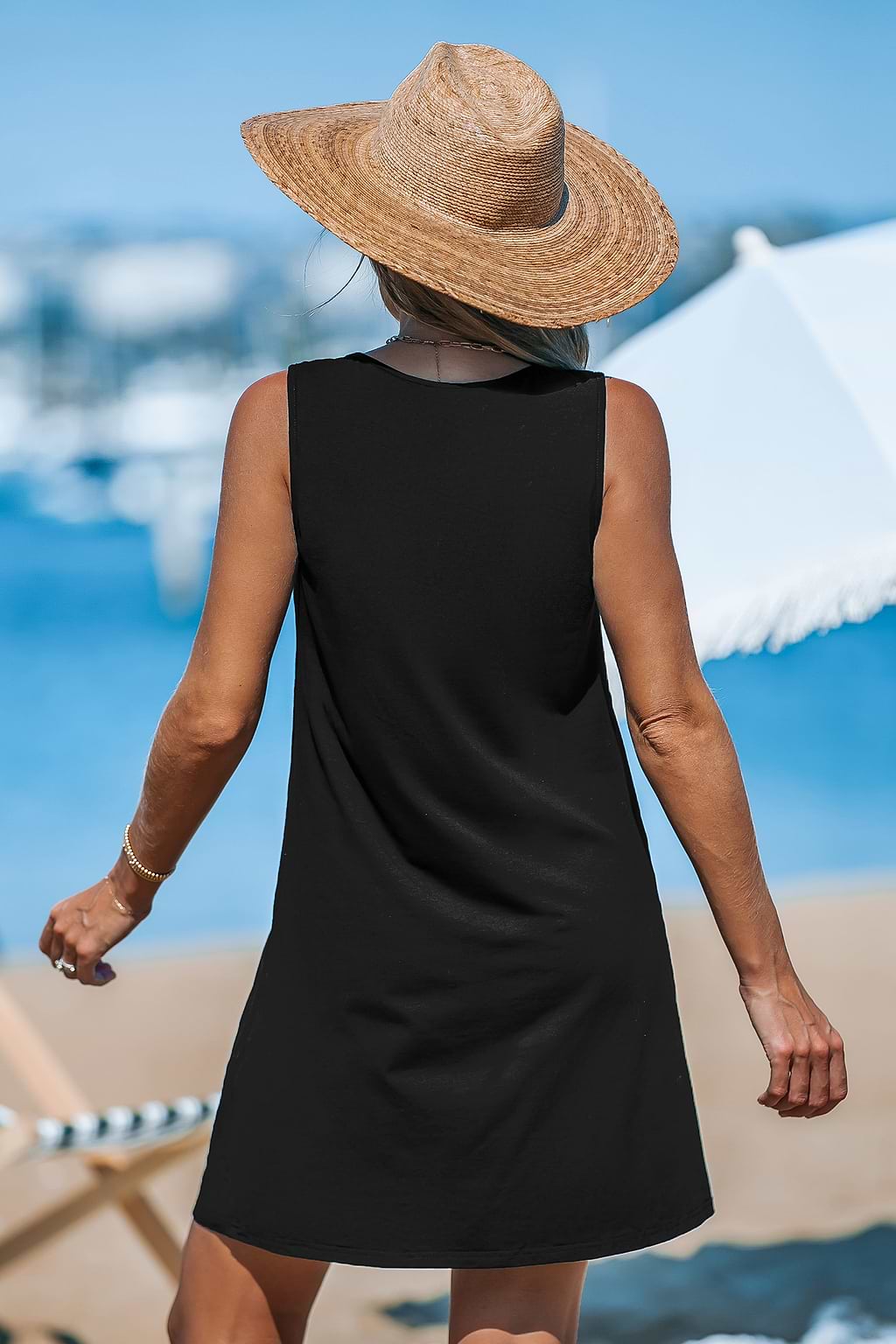 Minivestido playero negro sin mangas con cuello redondo
