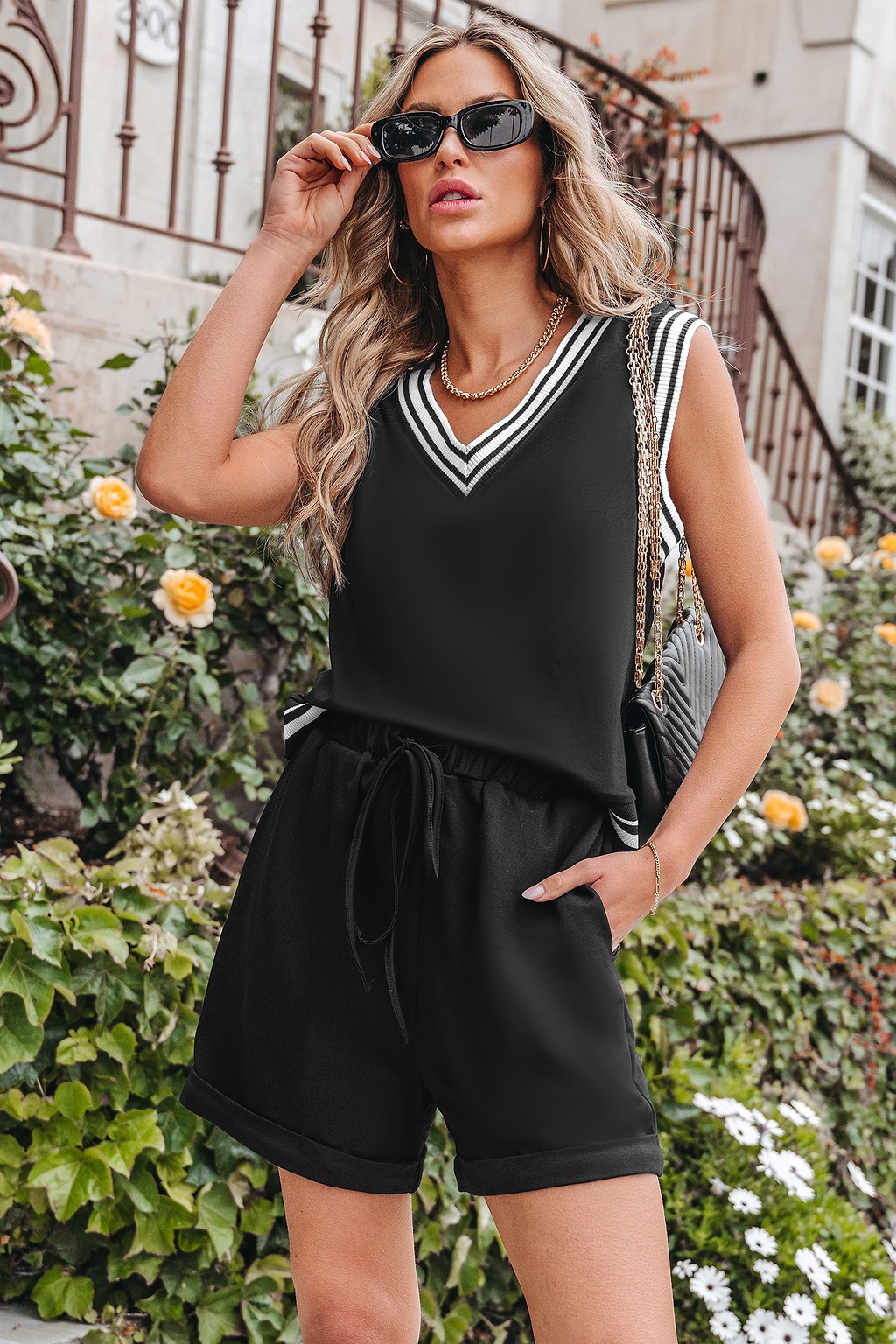 Ensemble débardeur à col en V et short à rayures