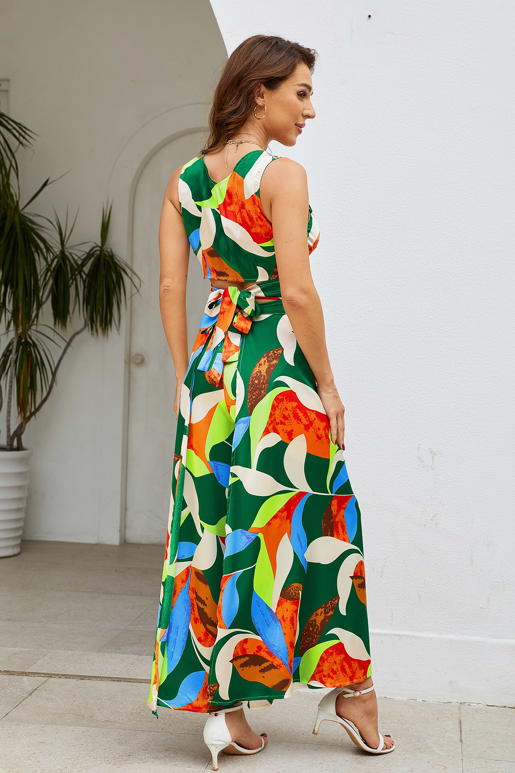 Conjunto de pantalones anchos y camiseta sin mangas con sobrepelliz abstracto