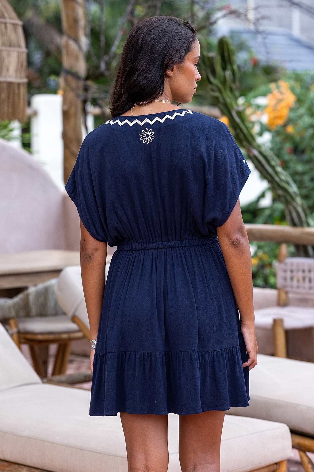 Robe mini à col en V et broderie bleue