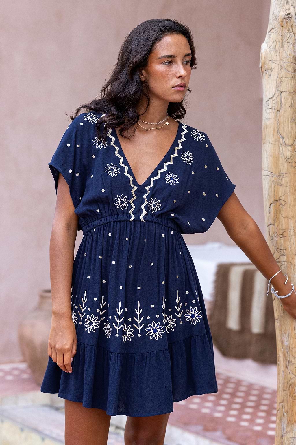Robe mini à col en V et broderie bleue