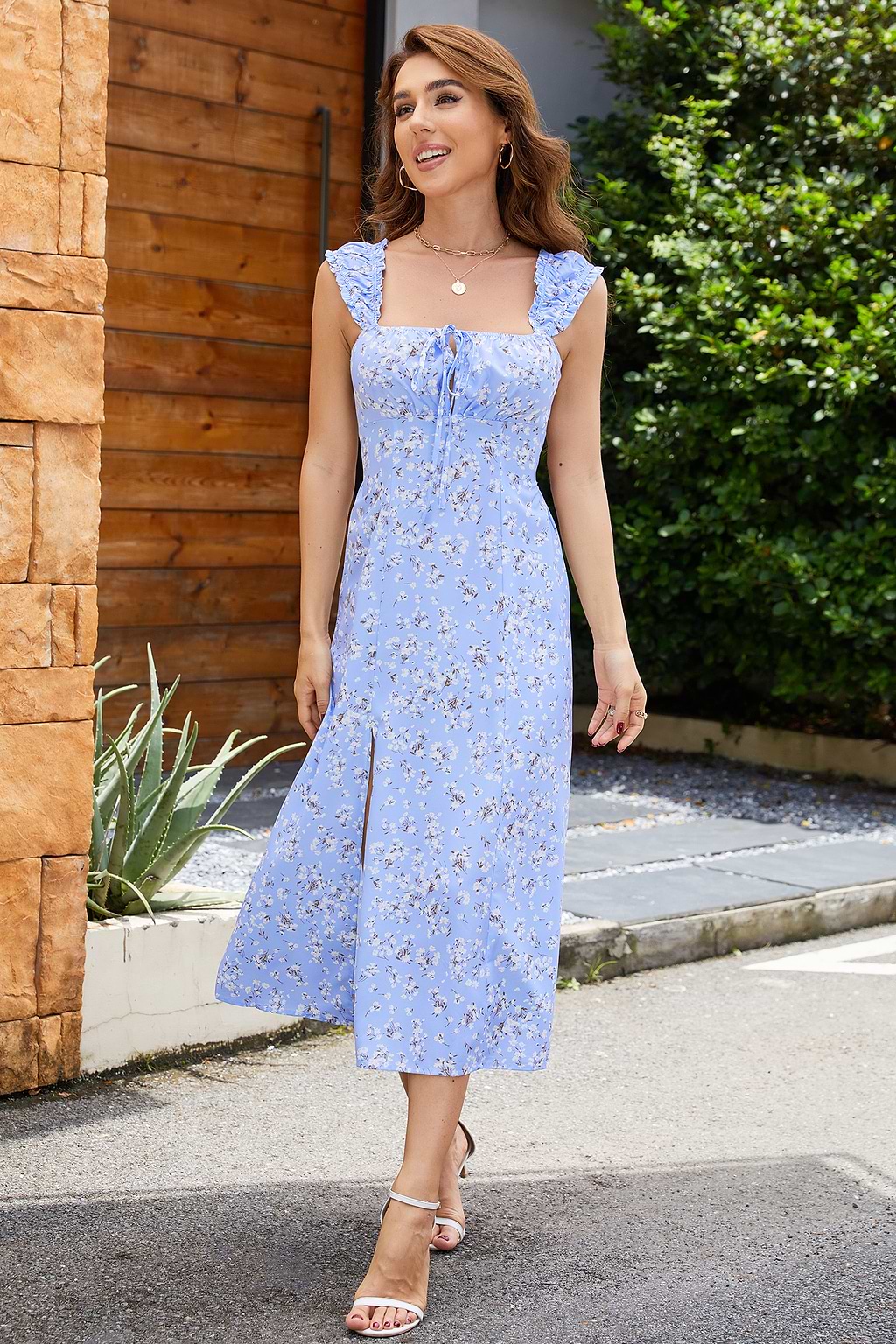 Błękitna sukienka midi w drobne kwiatowe wzory  bez rękawów i z kwadratowym dekoltem