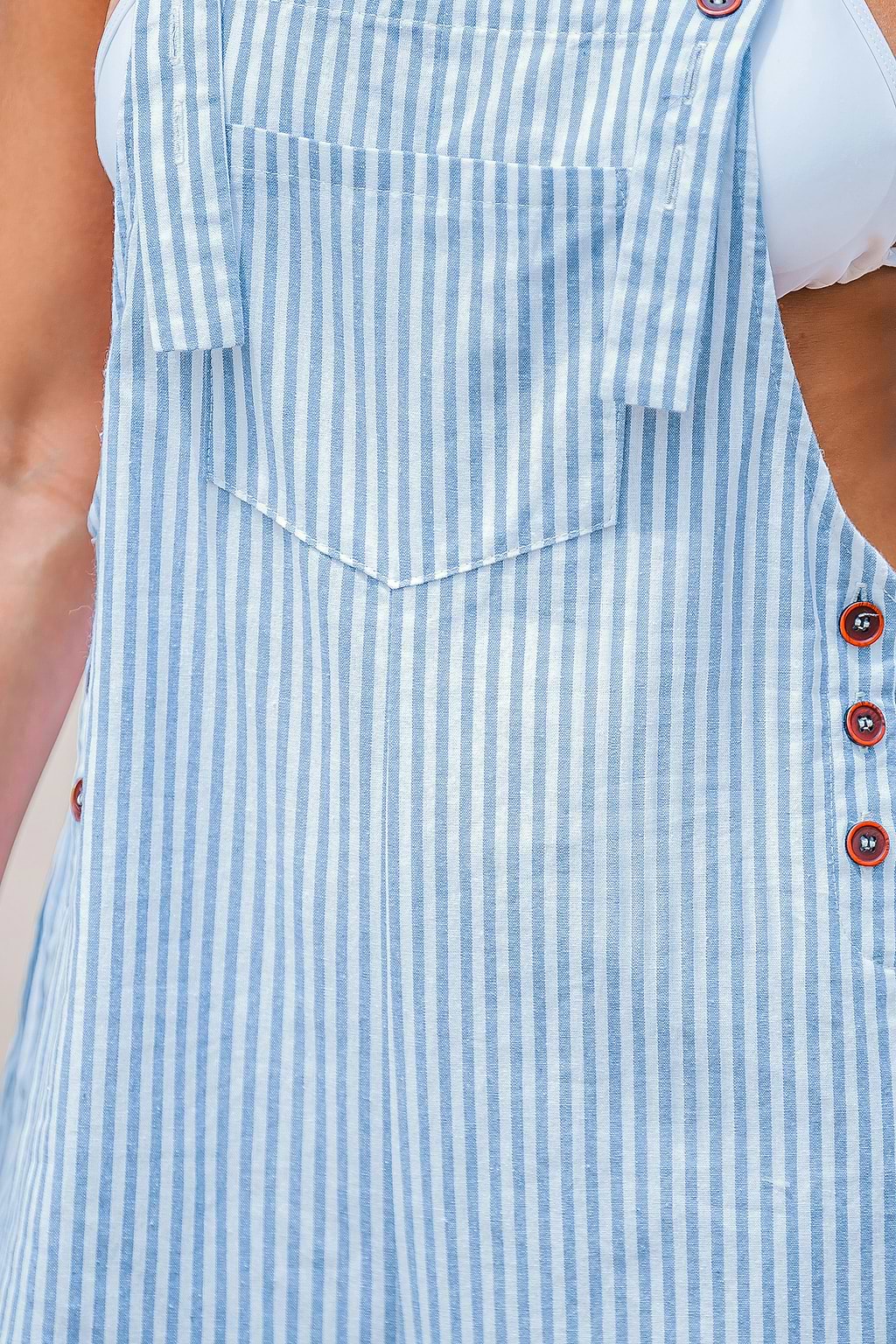 Mono con pernera recta y cuello cuadrado a rayas azules