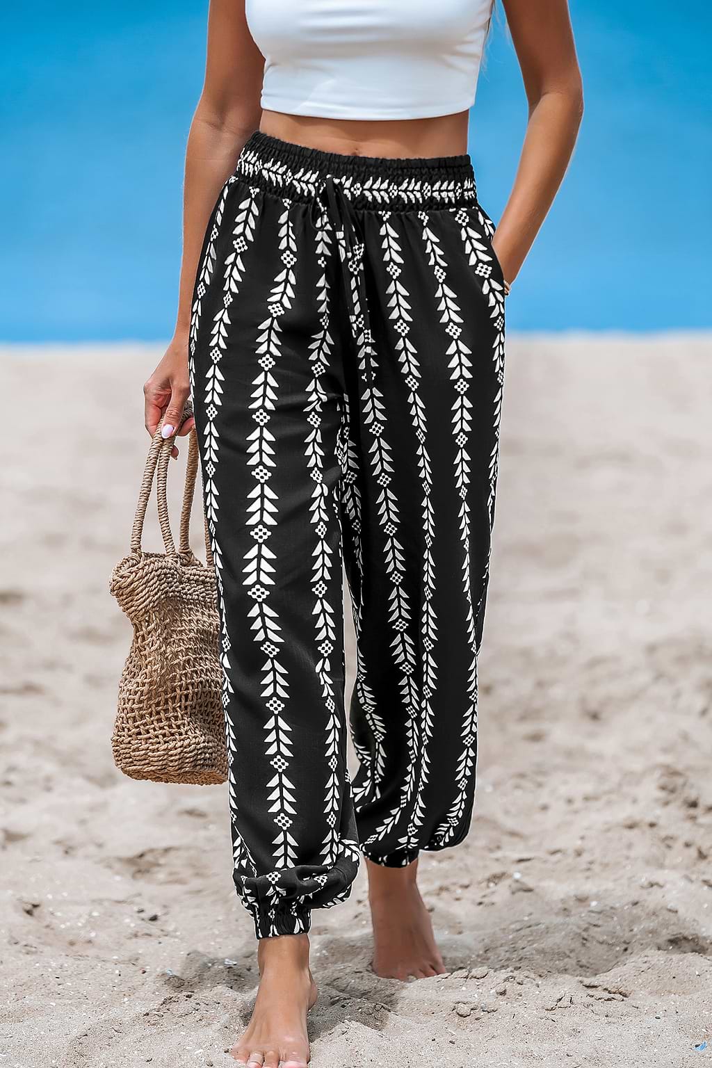 Schwarz-weiß gestreifte Hose mit spitz zulaufendem Bein