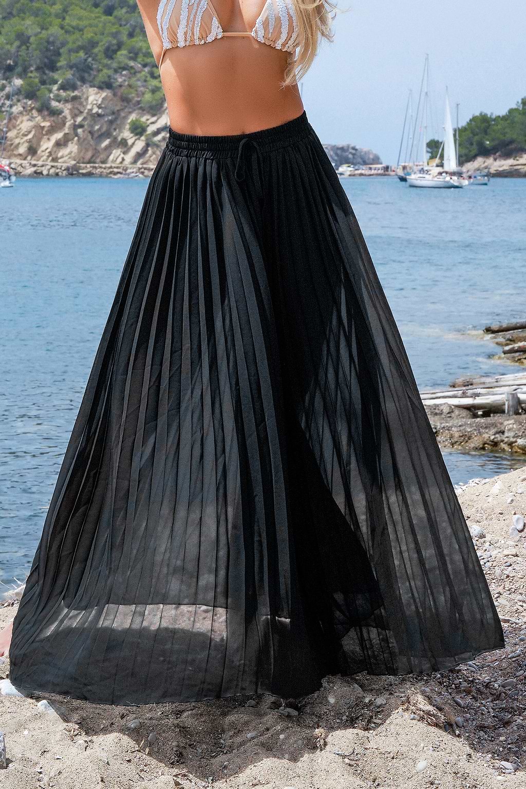 Schwarze plissierte Chiffon-Strandhose