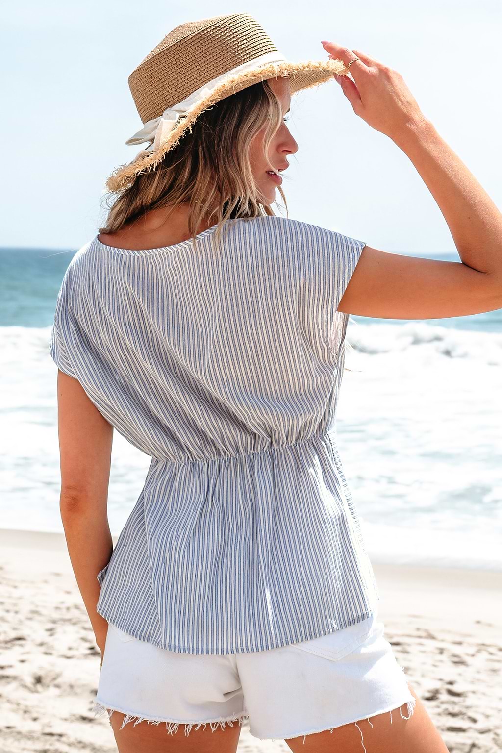 Gestreiftes Rundhals Baumwoll-T-Shirt mit kurzen Ärmeln und Twist