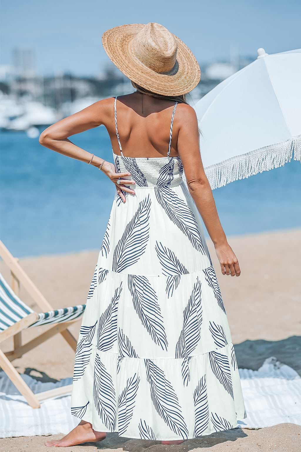 Robe midi tropicale blanche à col carré et smocks