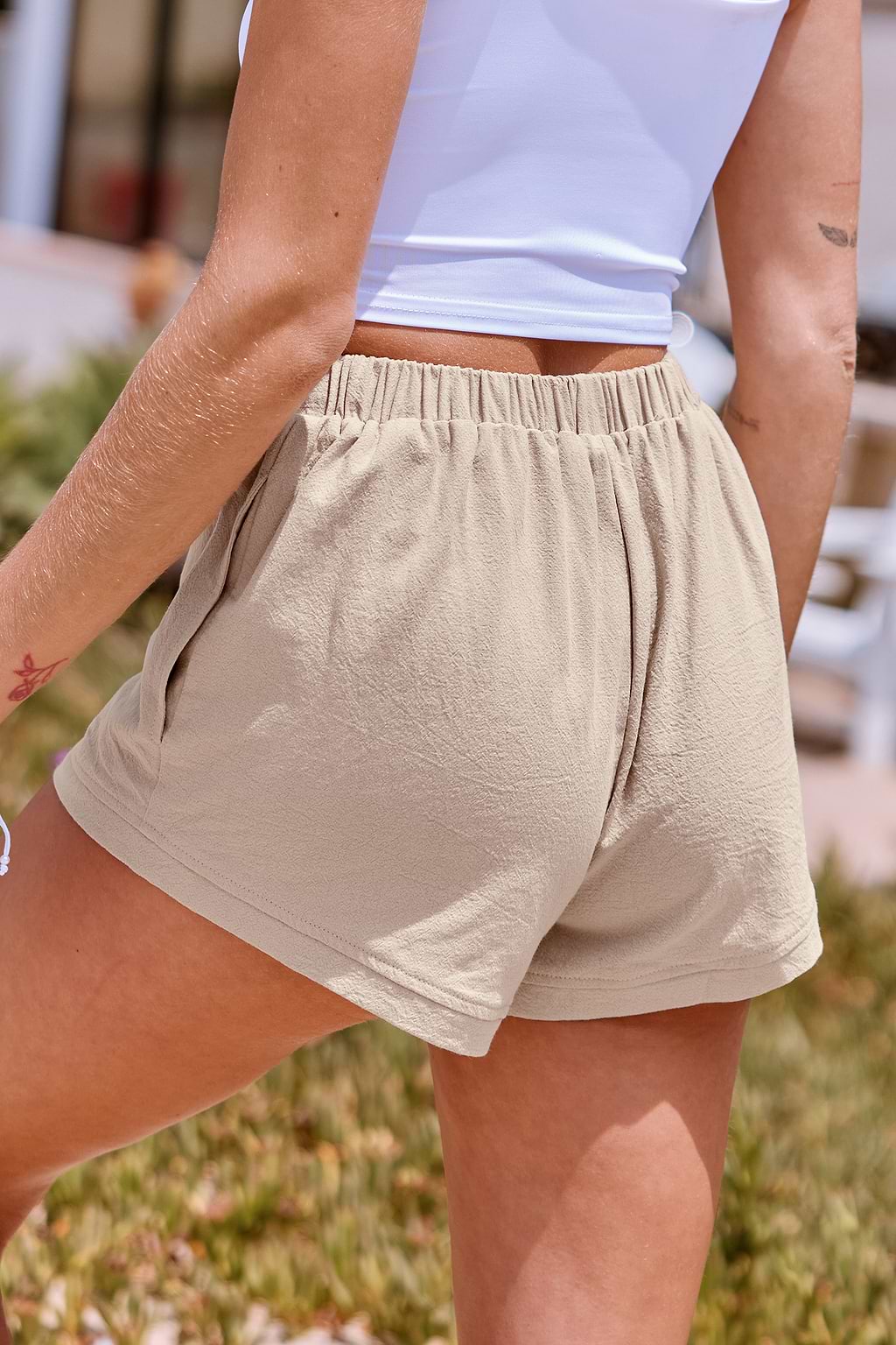 Neutrale katoenen shorts met elastische taille en wijde pijpen