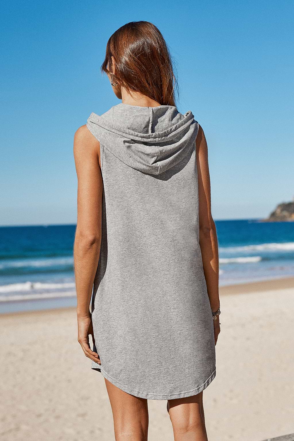 Robe courte en tricot chiné à capuche