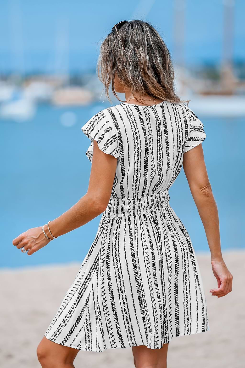 Robe courte à imprimé géométrique avec taille à smocks