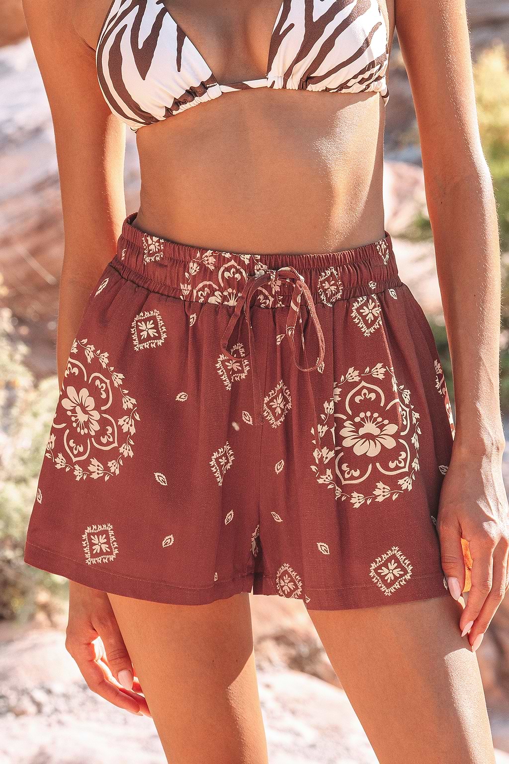 Bruine shorts met rechte pijpen en elastische taille
