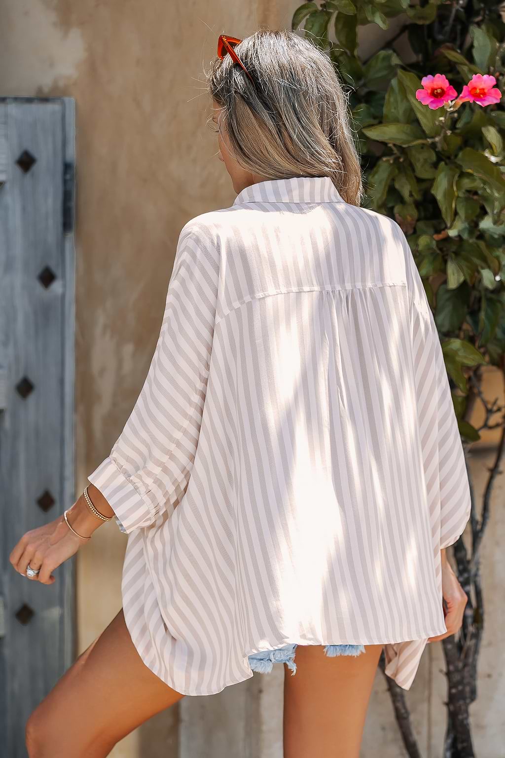 Camisa de manga dolman con botones delanteros y cuello a rayas neutras