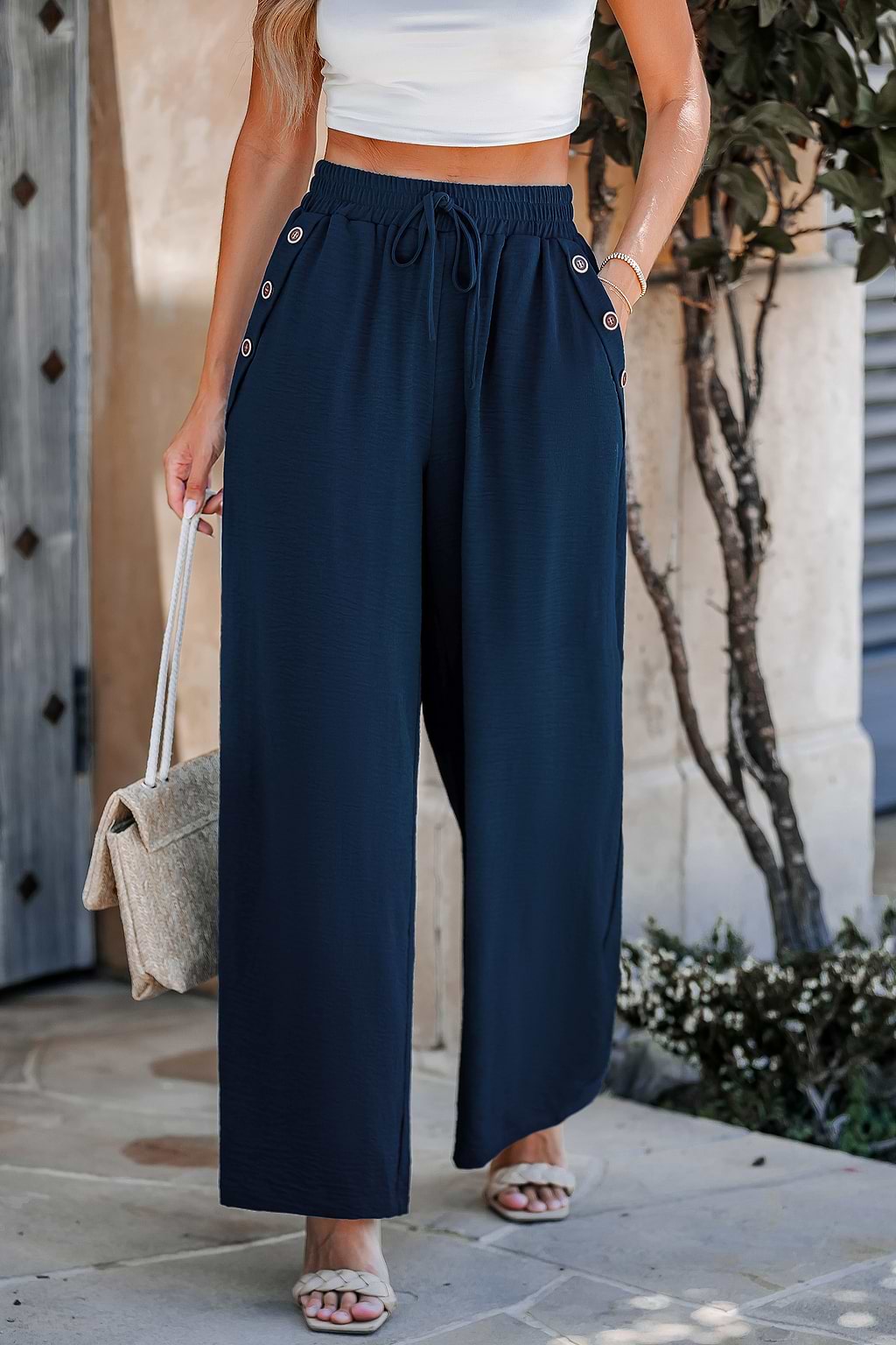 Pantalones azul marino con botones y pernera ancha con cintura elástica