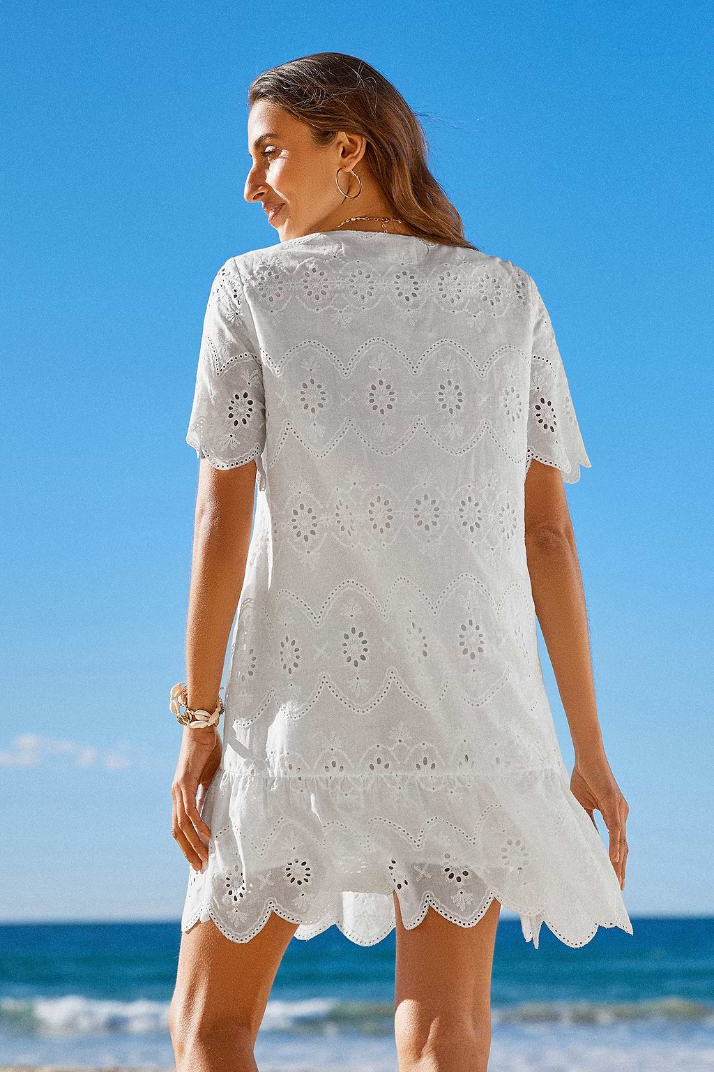 Minivestido con lazo y borlas y cuello dividido con ojales blanco