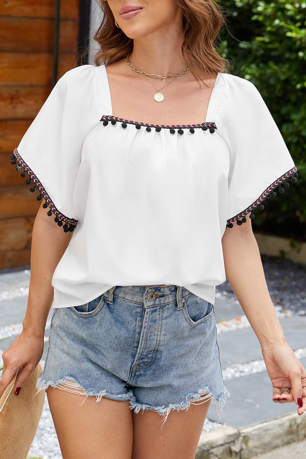Top blanco con pompones y manga corta con cuello cuadrado