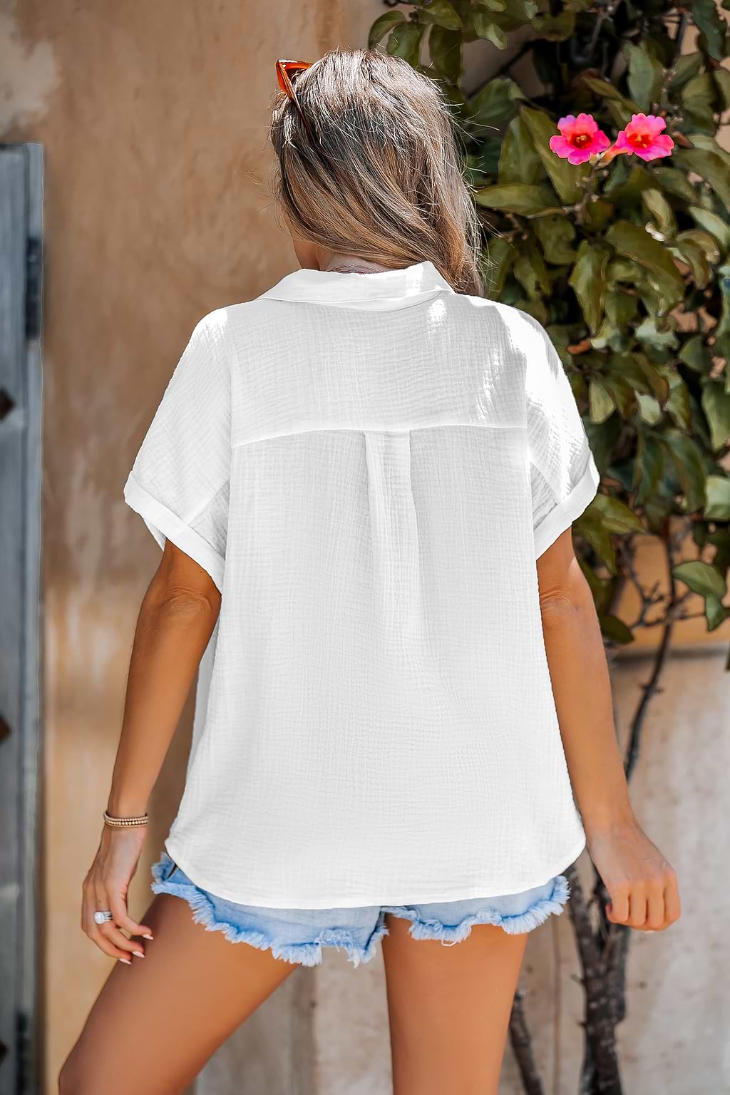 Camisa blanca con botones de manga corta y cuello