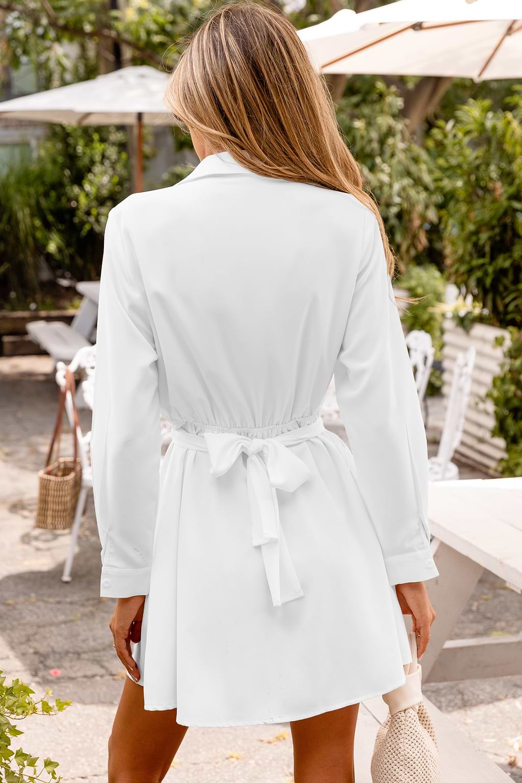 Robe courte blanche à col de chemise plongeant avec manches longues