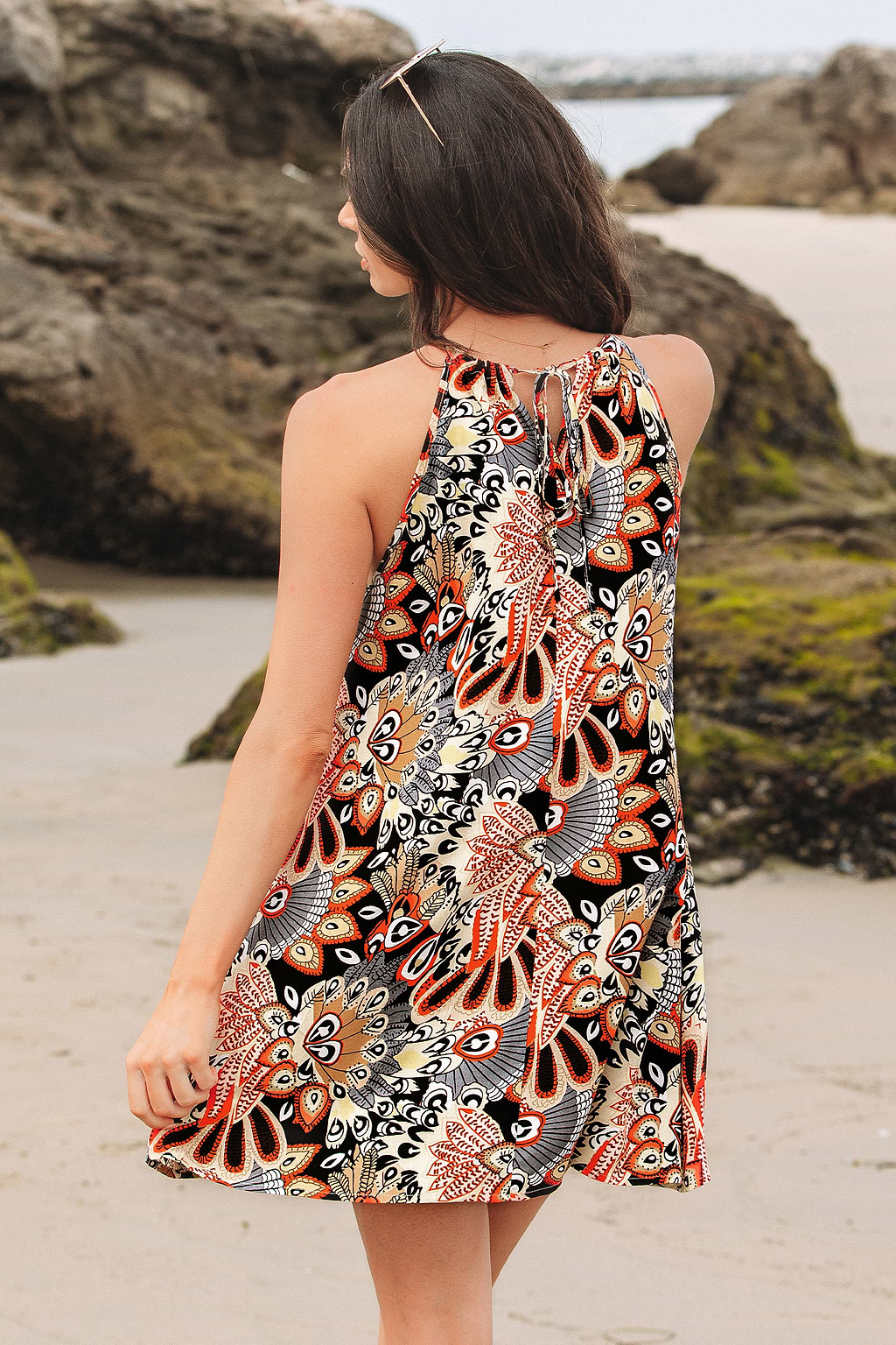 Abstraktes ärmelloses Boho-Minikleid mit Rollkragen