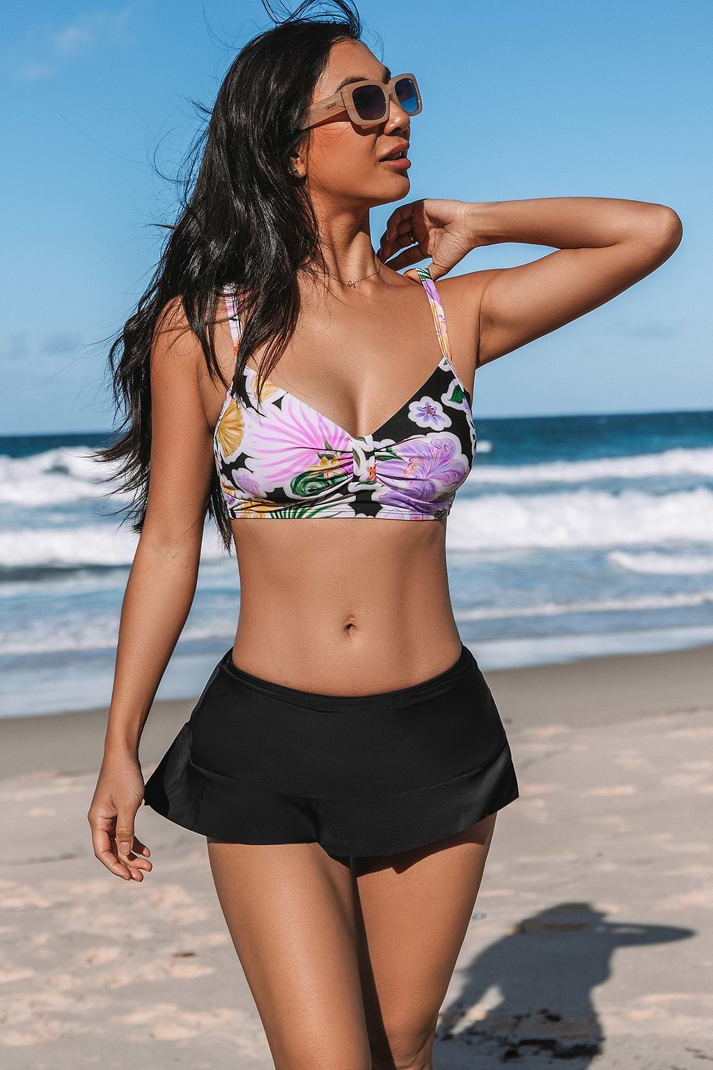 Conjunto de bikini tropical con bralette y falda de baño negra de talle medio