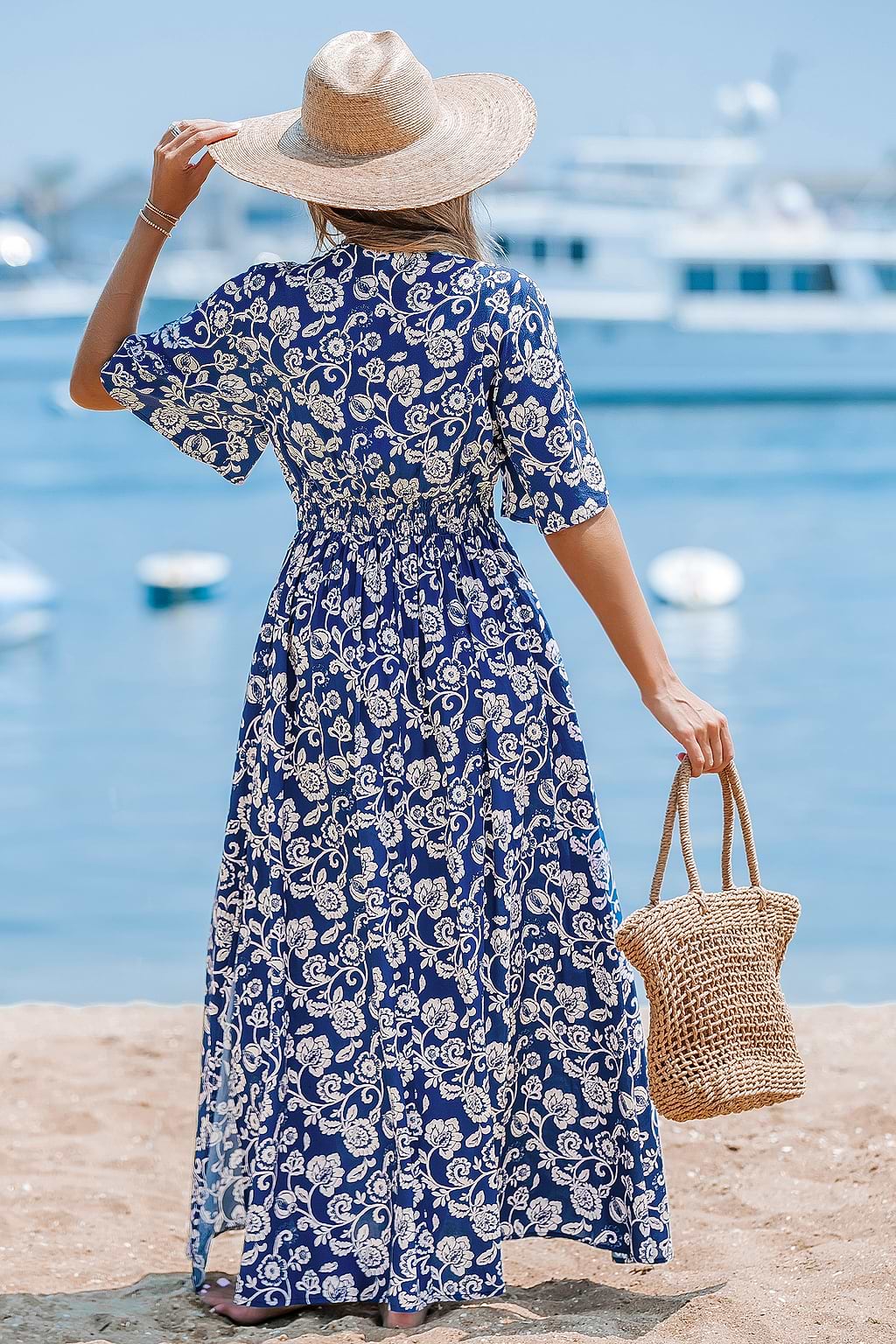 Vestido largo floral azul marino con cuello en V retorcido y abertura en forma de cerradura