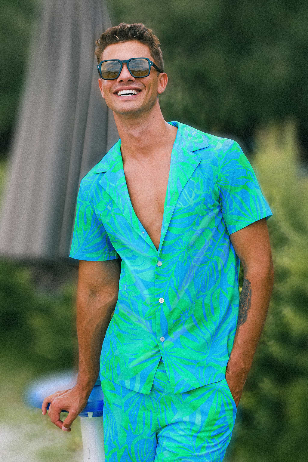 Men's Bright Tropical Collared Short Sleeve Button Up Shirt