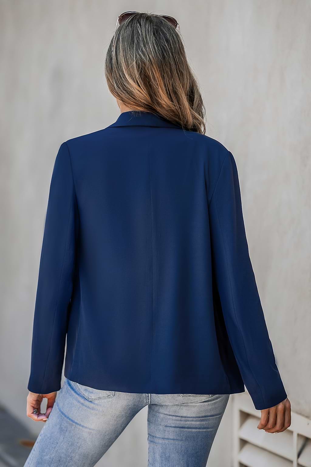 Blauwe blazer met lange mouwen en sjaalrevers