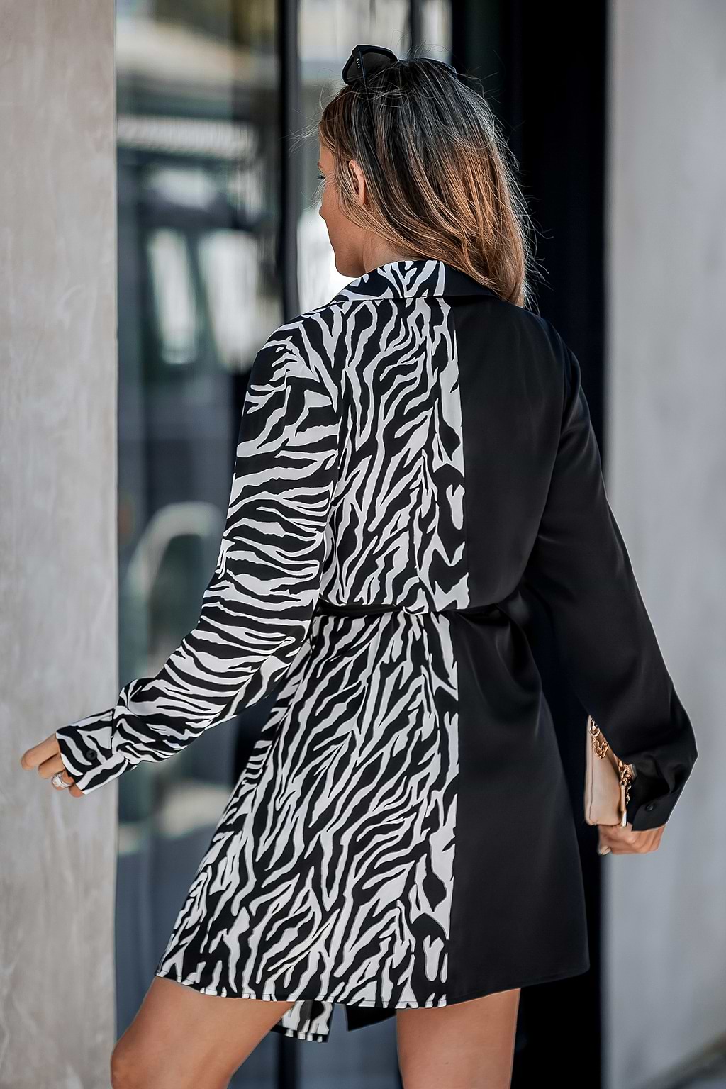 Zebrafarbenes Mini-Blusenkleid mit Kragen und Knopfleiste