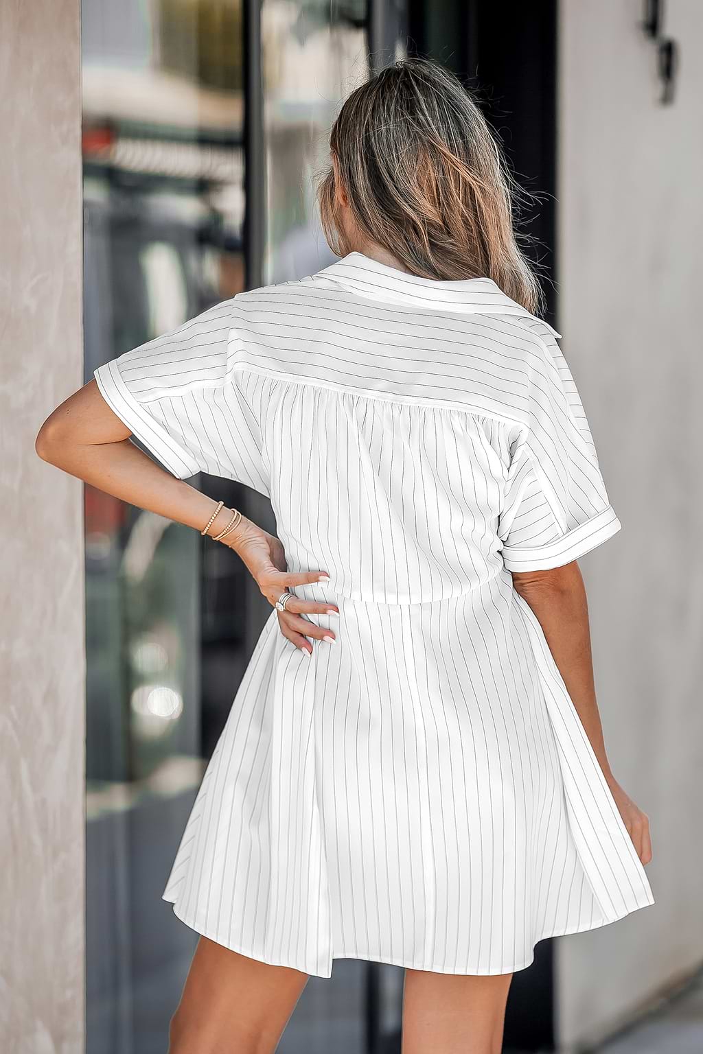 Robe mini avec col de chemise à taille avec nœud et rayures