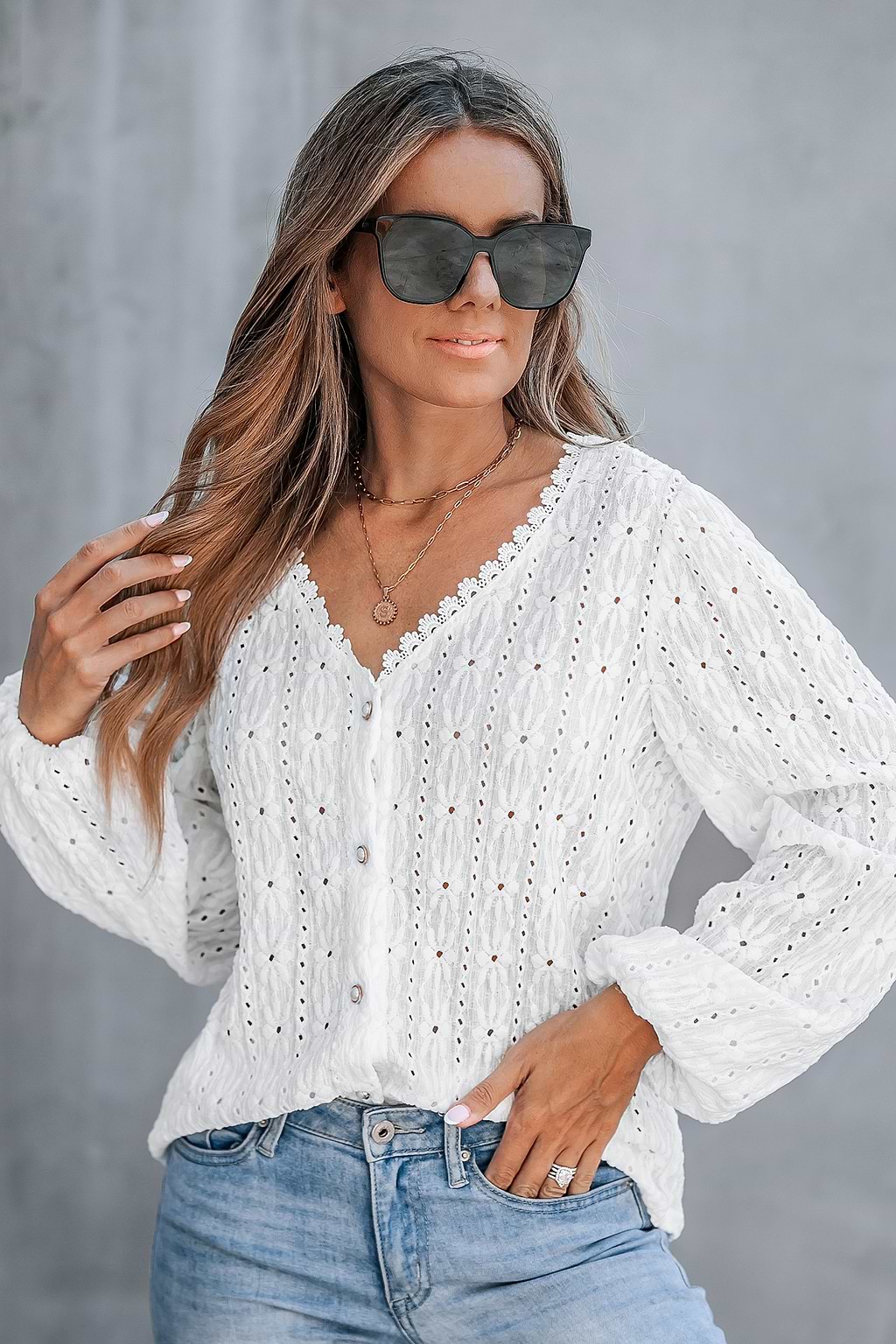 Chemise œillet avec col en V à manches bouffantes blanche