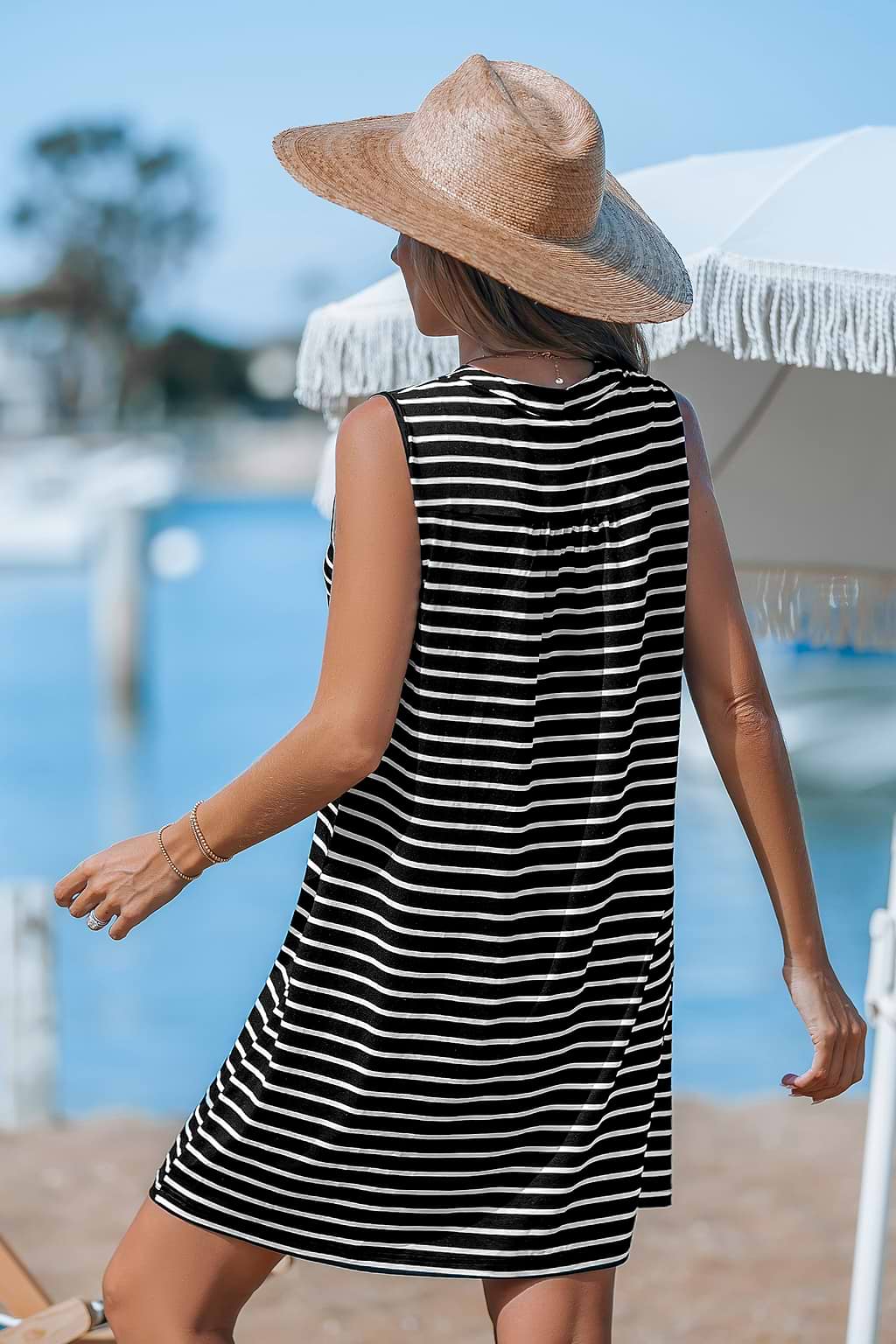 Minivestido sin mangas a rayas en blanco y negro