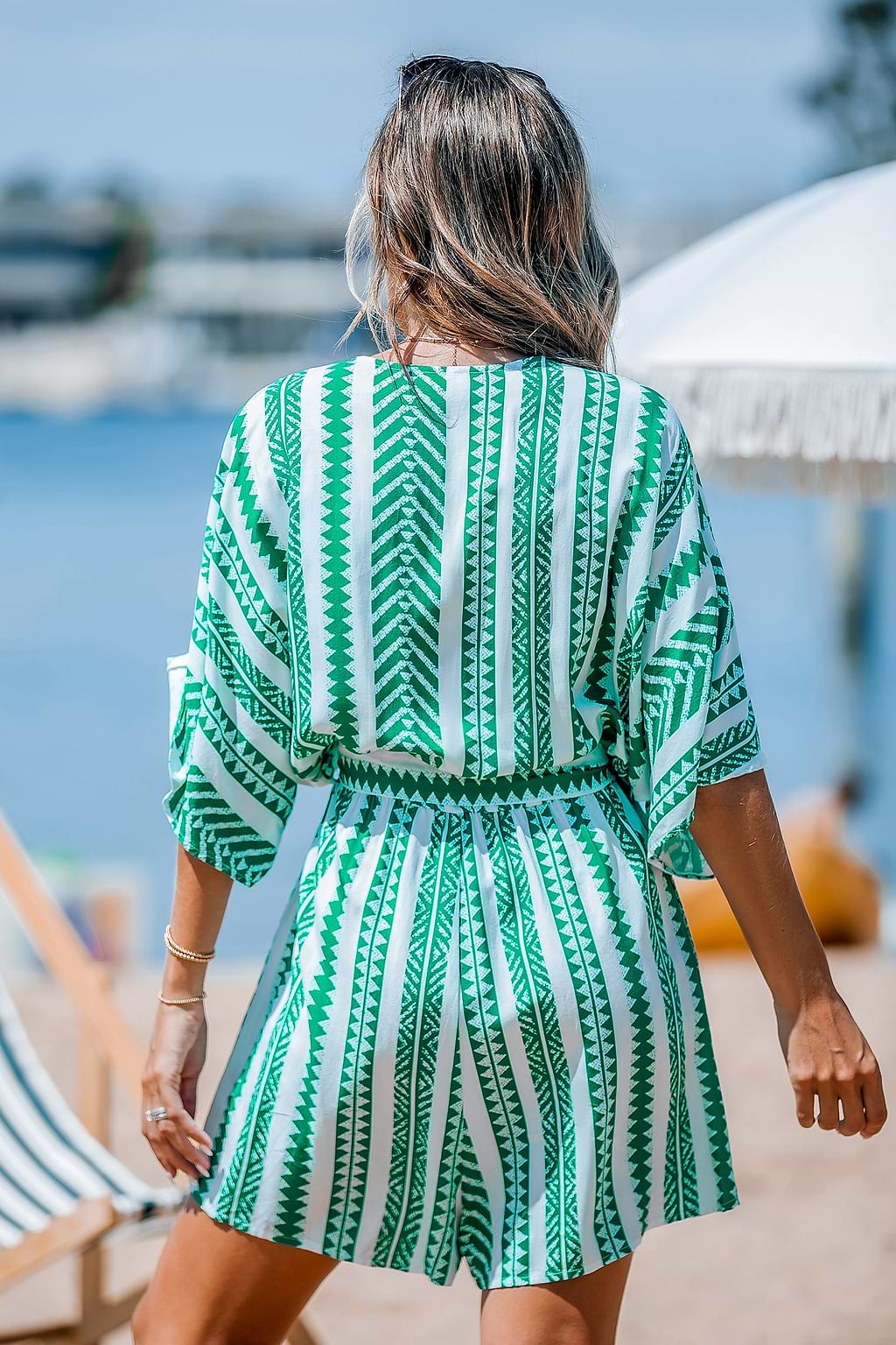 Grüner gestreifter Boho-Romper mit Dolman-Ärmeln und weitem Bein