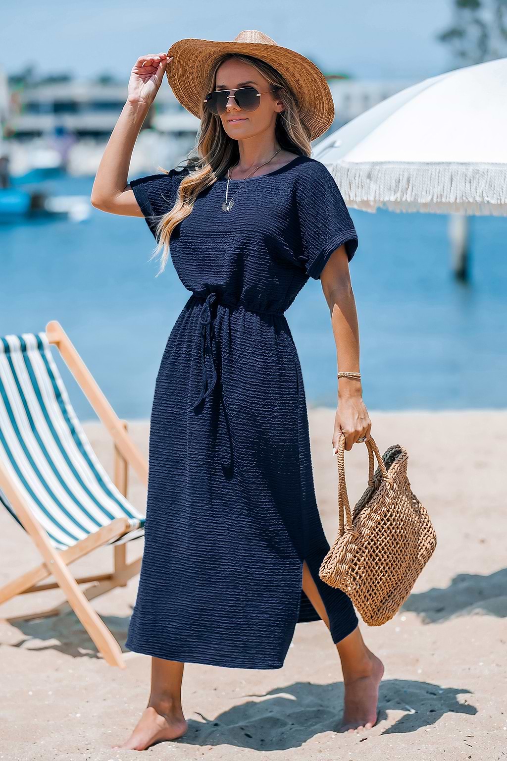 Vestido midi azul marino con cuello redondo y manga corta con lazo en la cintura