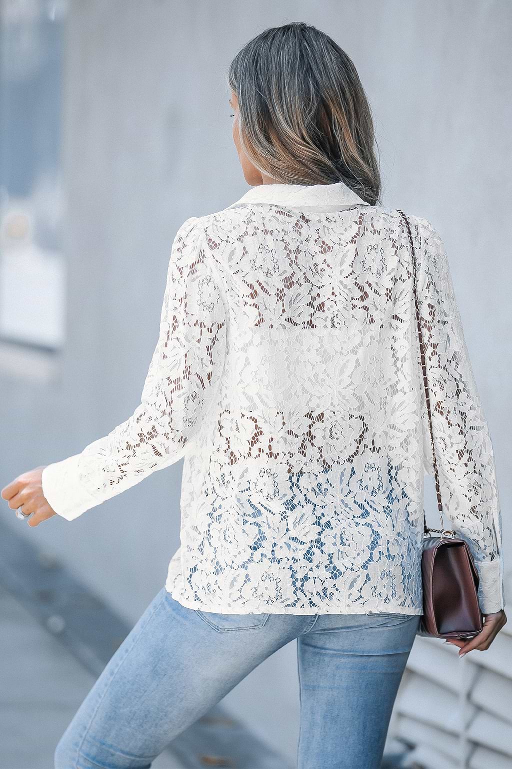 Weiße Spitzenbluse mit Knopfleiste