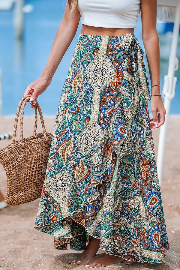Mini jupe cargo kaki à boucle et ourlet asymétrique | PrettyLittleThing FR