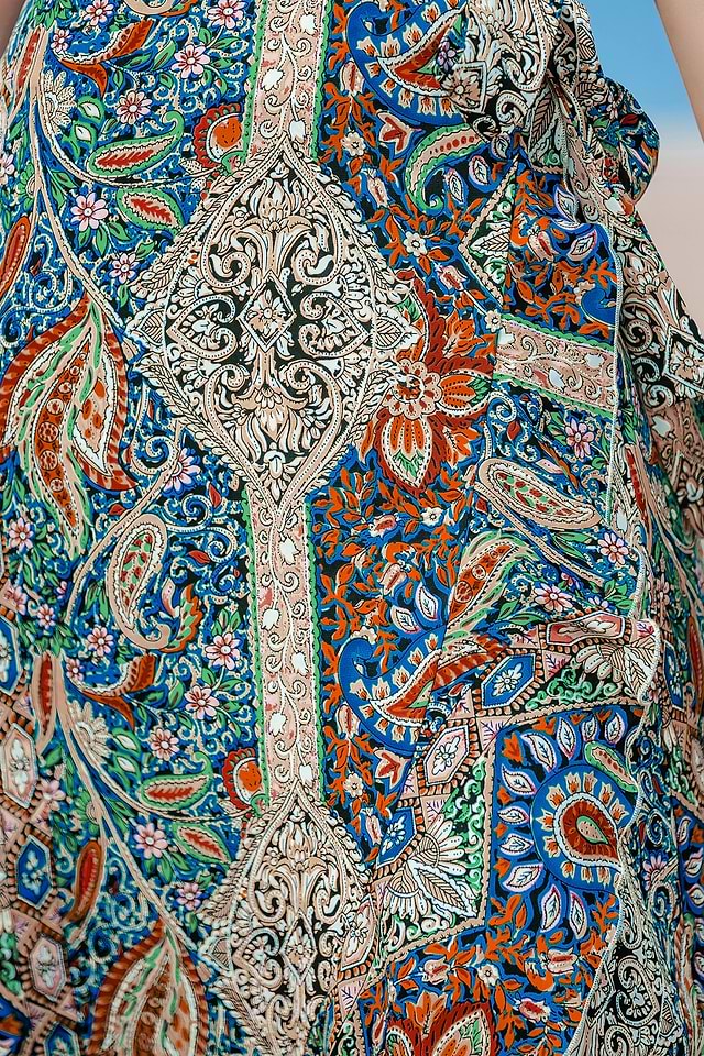 Longue robe d'intérieur , robe d'hotesse ample en coton léger motif paisley rose et multicolore