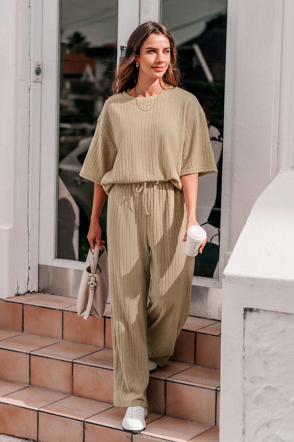 Khaki Set aus geripptem Strick-T-Shirt und Hose mit weitem Bein