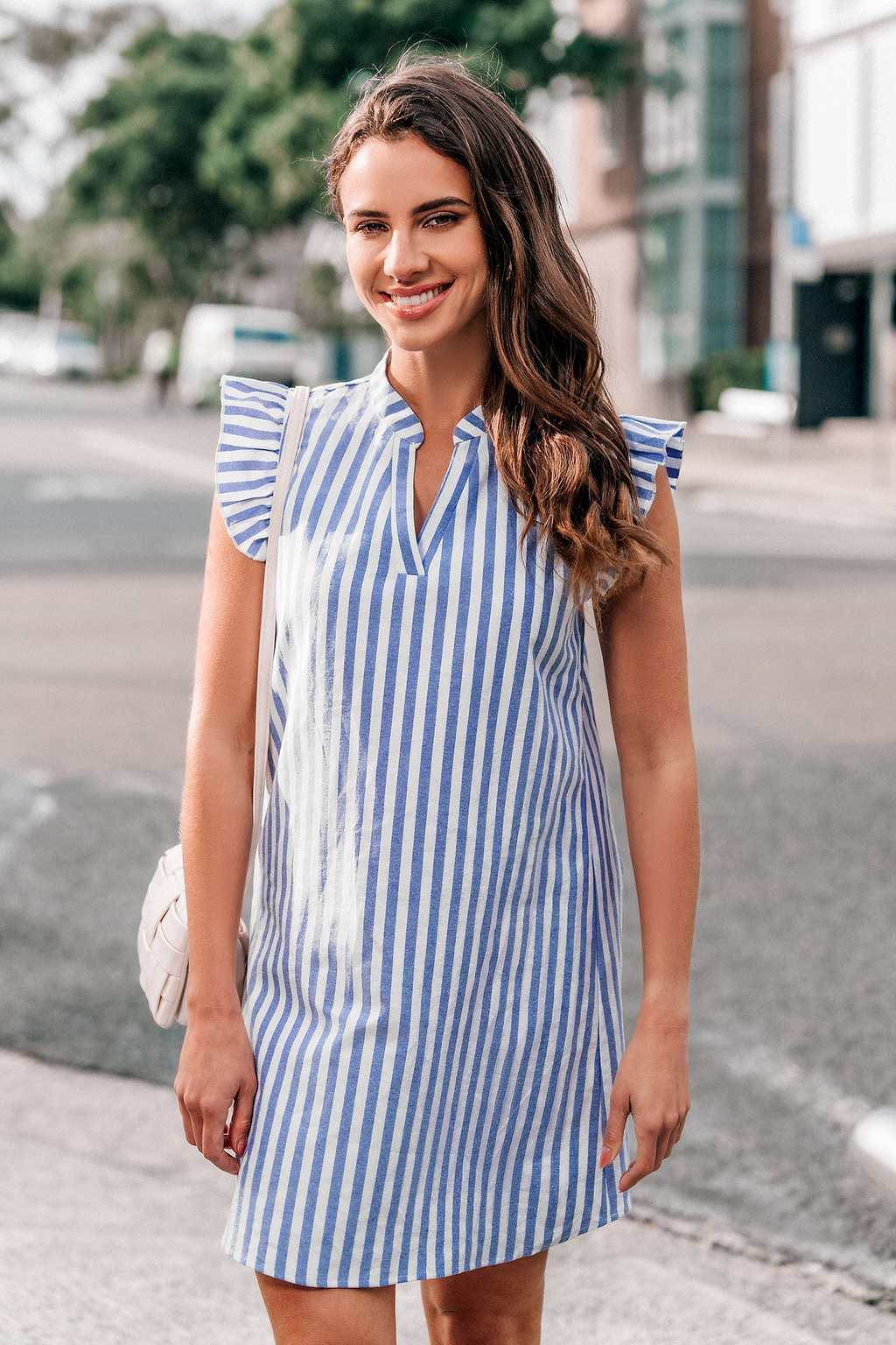 Gestreiftes Minikleid mit Flatterärmeln