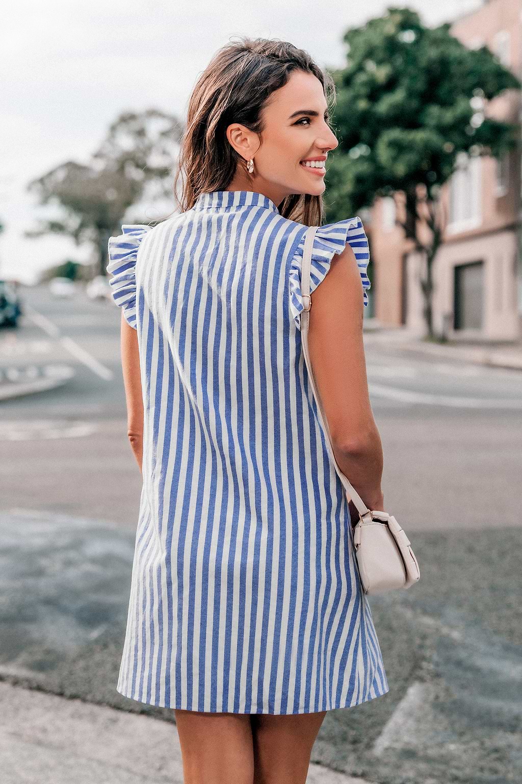 Gestreiftes Minikleid mit Flatterärmeln