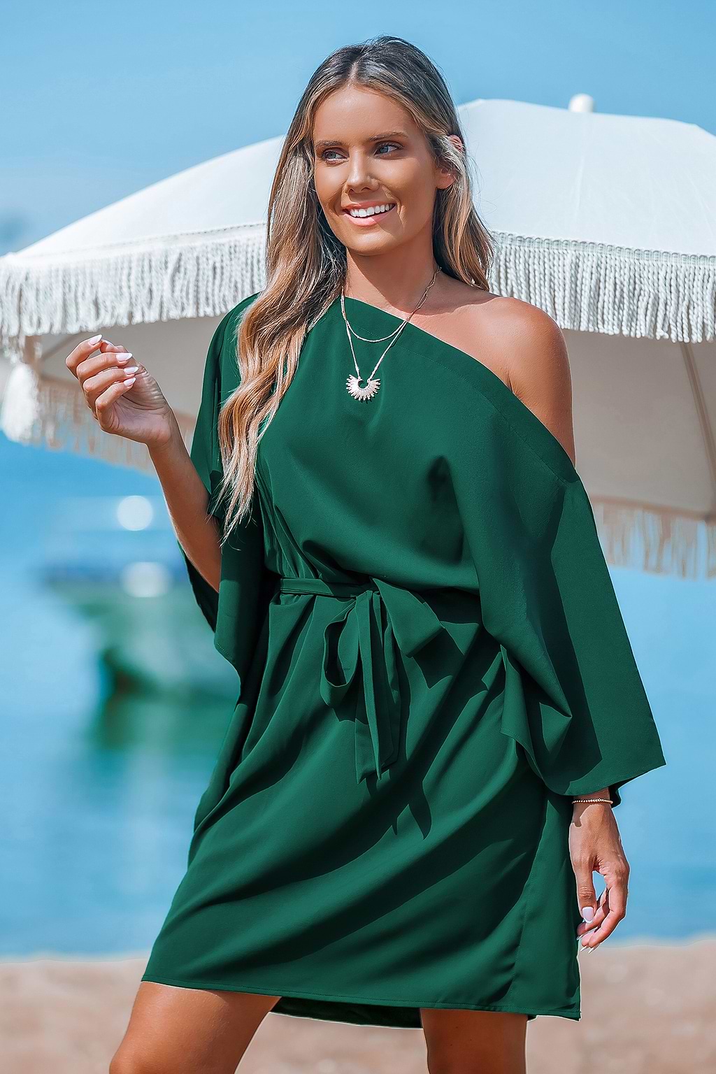 Grünes schulterfreies Minikleid mit Dolman-Ärmeln