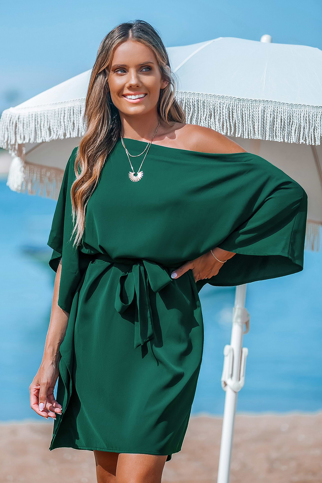Grünes schulterfreies Minikleid mit Dolman-Ärmeln