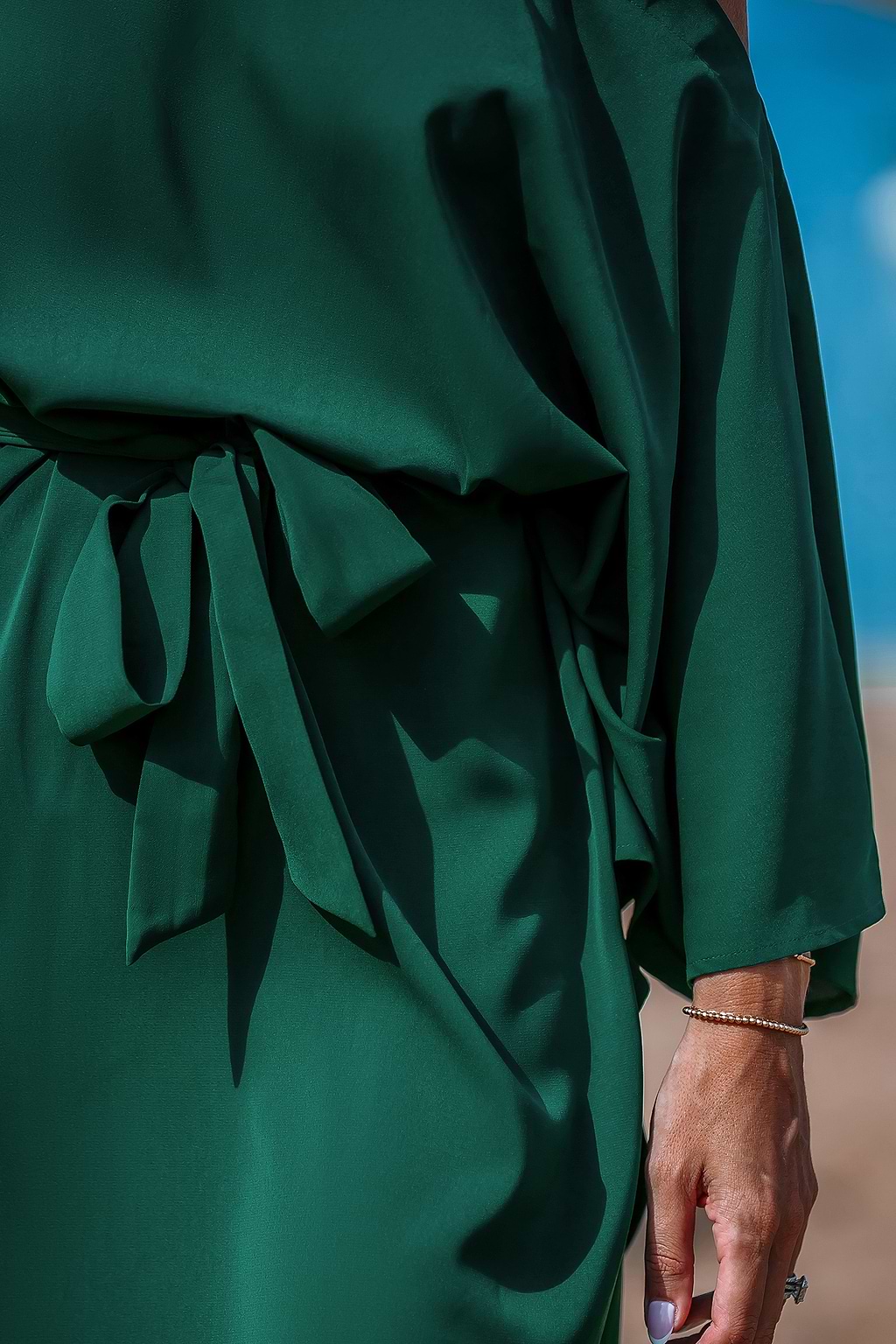 Grünes schulterfreies Minikleid mit Dolman-Ärmeln