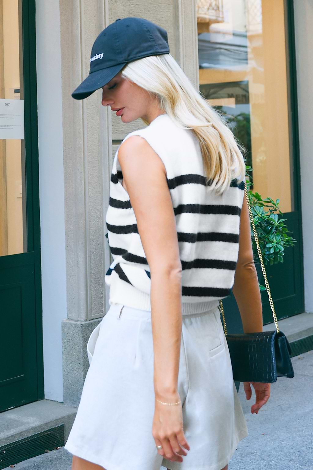 Blusa de punto sin mangas con cuello redondo y rayas negras