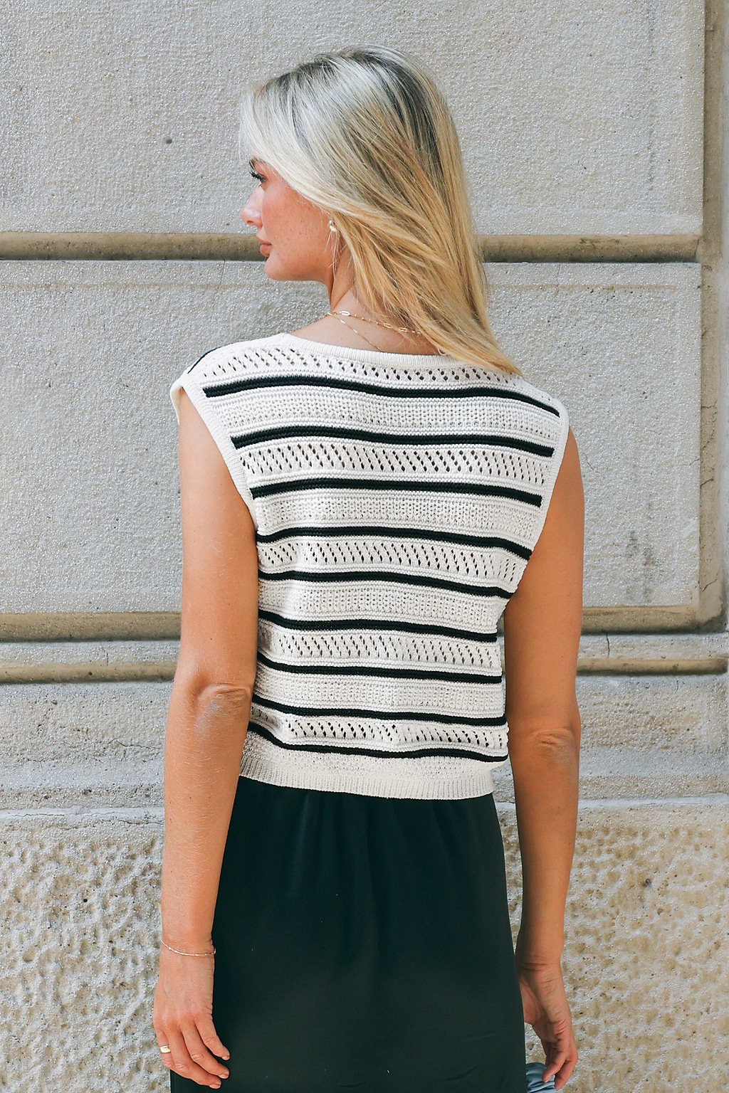 Gestreifter ärmelloser Strickcardigan mit V-Ausschnitt