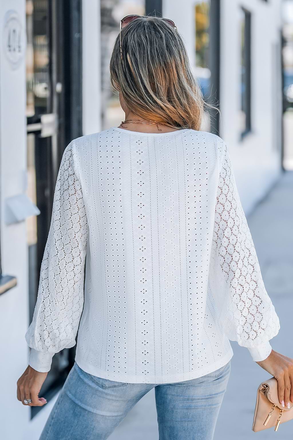 Weiße Bluse mit Spitzenärmeln und V-Ausschnitt
