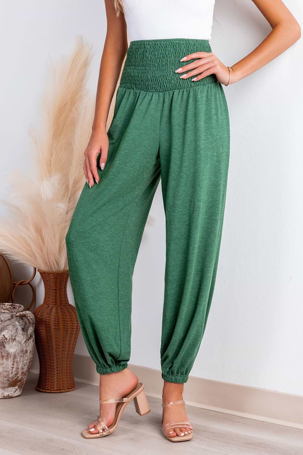 Pantalon en jersey avec smocks à la taille et jambe fuselée