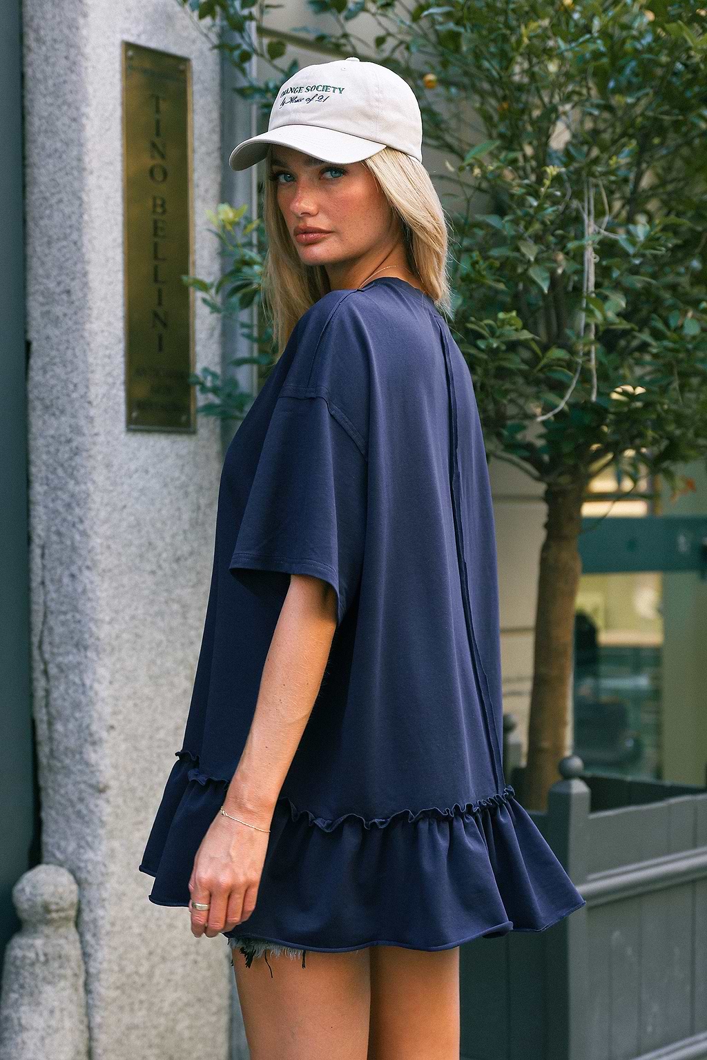 Marineblaues Kurzarm-T-Shirt mit gerafftem Saum