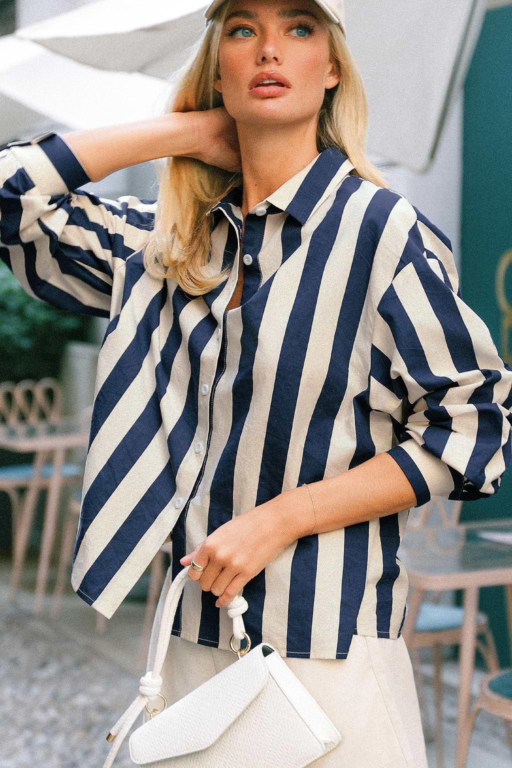 Camisa de manga larga con botones y cuello a rayas azul marino